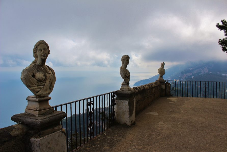 le sculture della terrazza dell'infinito