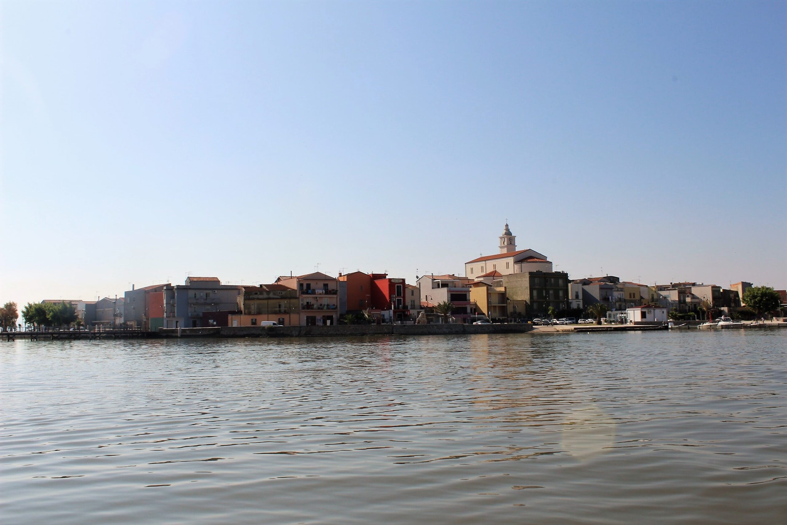 il borgo di lesina visto dalla laguna